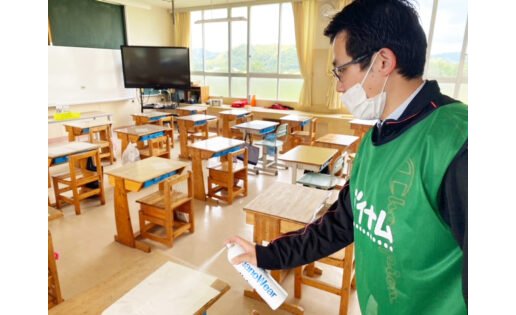 ダイナムが店舗近隣地域の小学校2校へ光媒体コーティングを寄贈 eyecatch-image