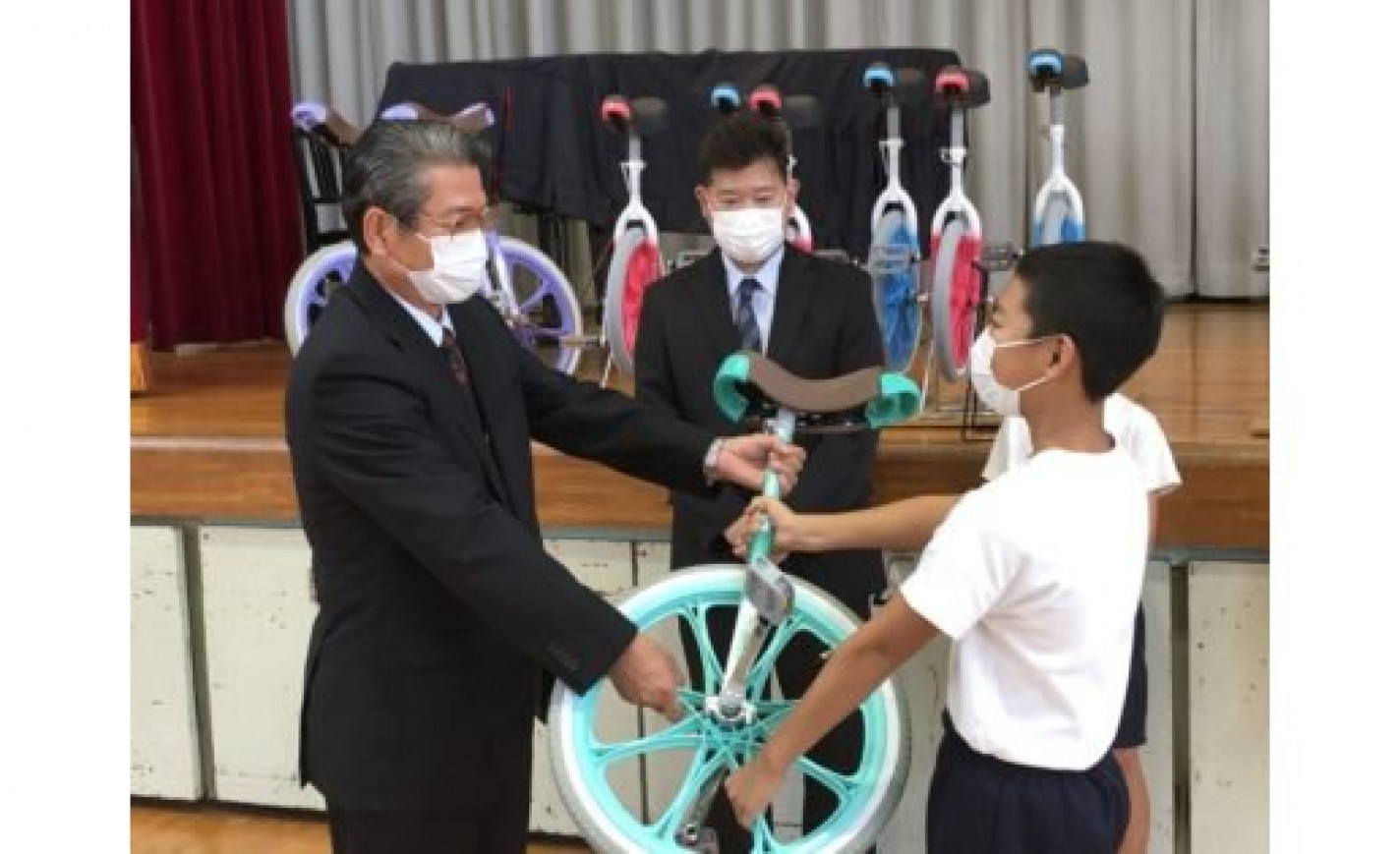 静岡のアシベ商事、小学校へ一輪車15台を寄贈 eyecatch-image