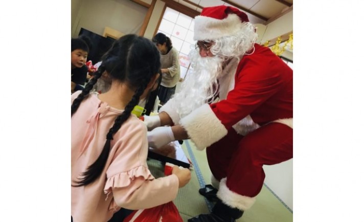 アシベ商事が下田市の児童クラブにクリスマスケーキを寄贈